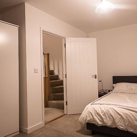 Exquisite Cozy House, Close To Train Station And Amenities Harold Wood Exteriör bild