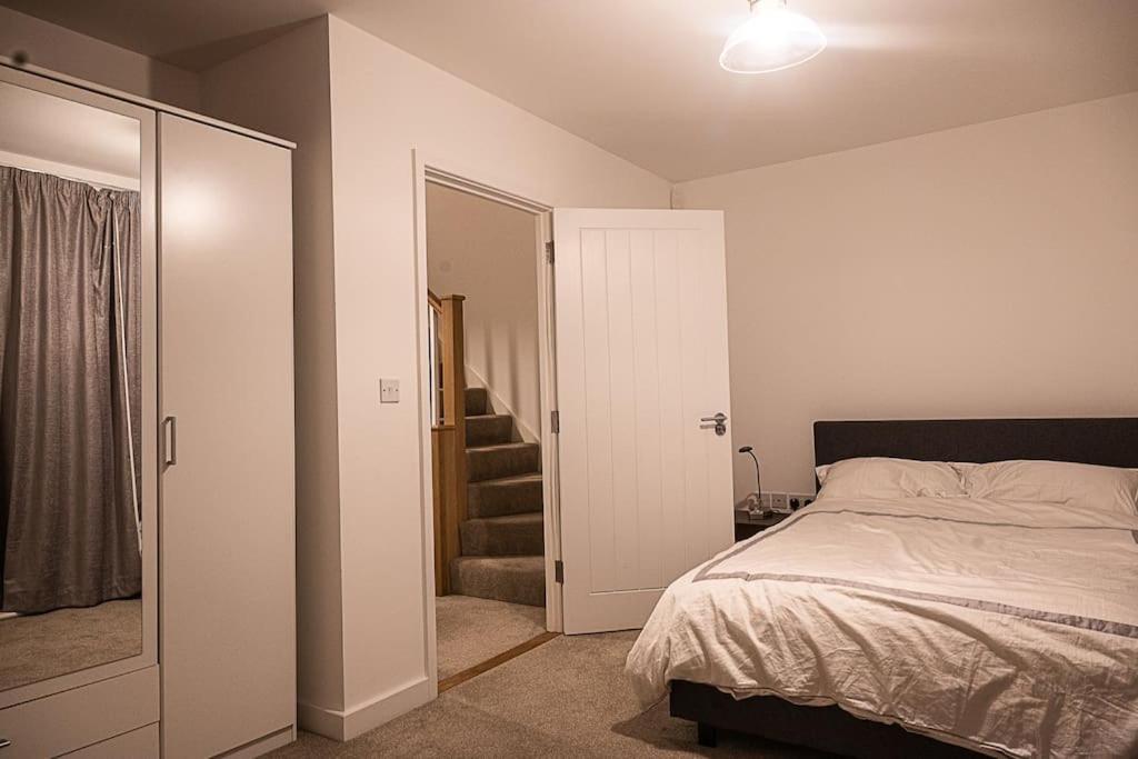 Exquisite Cozy House, Close To Train Station And Amenities Harold Wood Exteriör bild
