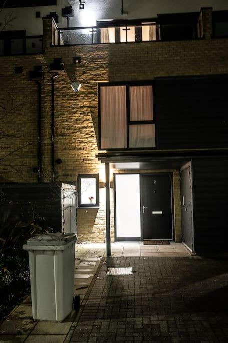 Exquisite Cozy House, Close To Train Station And Amenities Harold Wood Exteriör bild