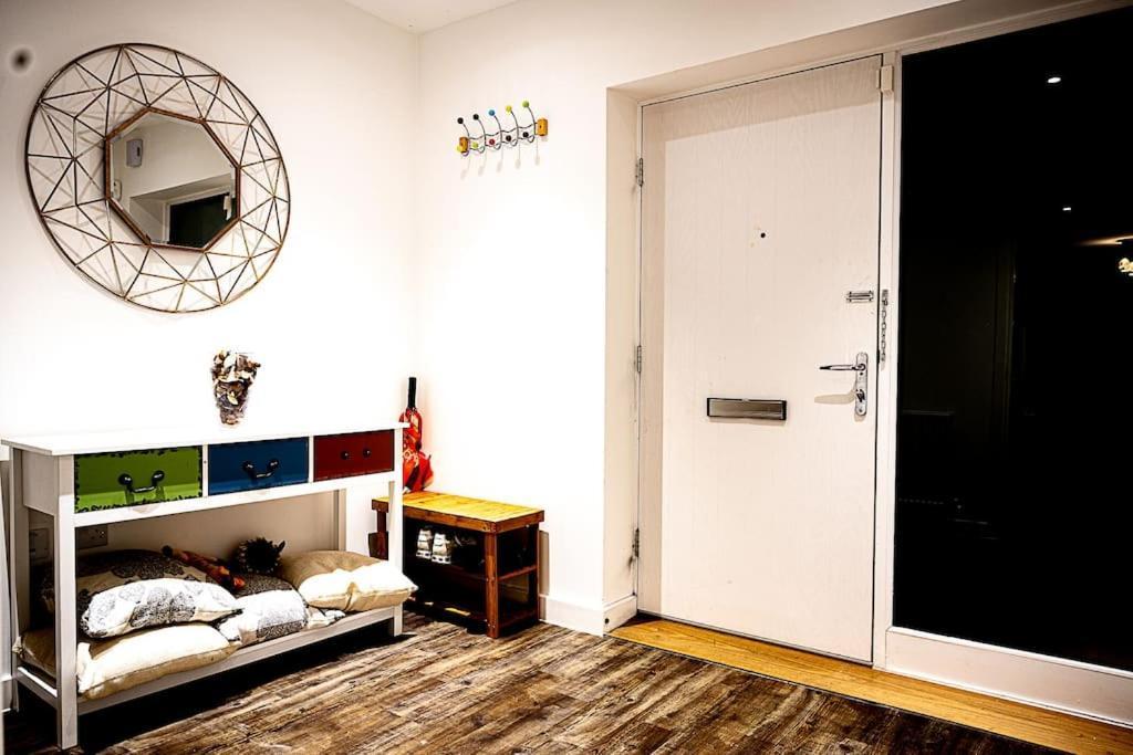 Exquisite Cozy House, Close To Train Station And Amenities Harold Wood Exteriör bild