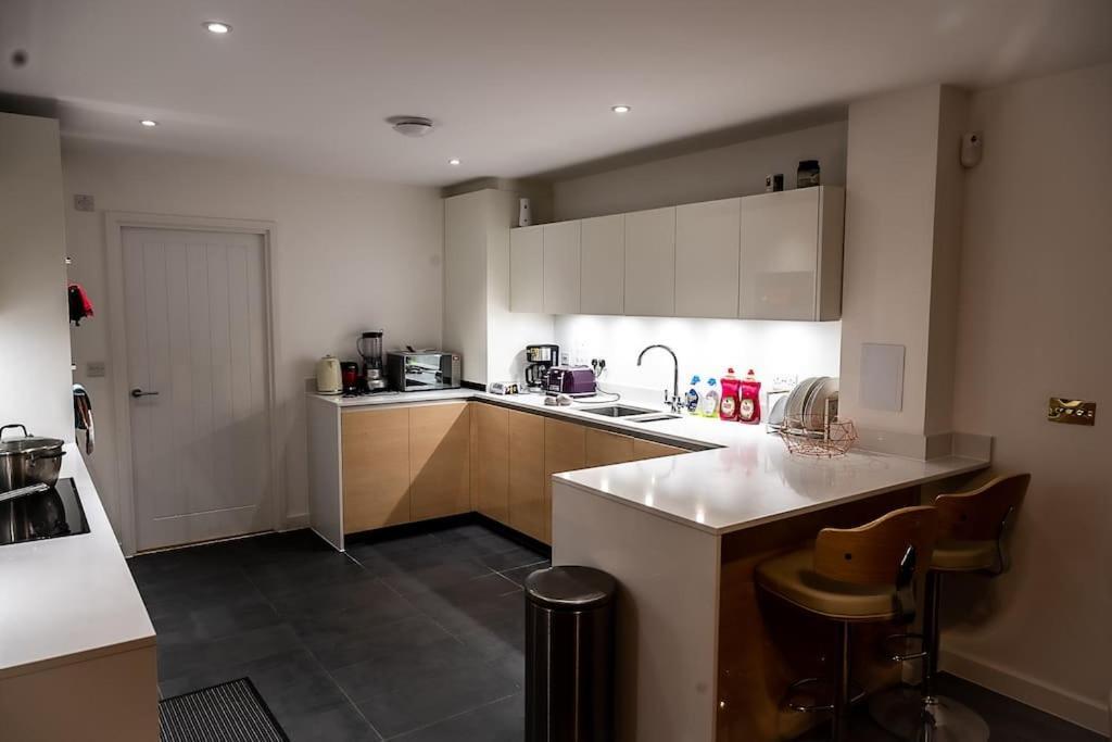 Exquisite Cozy House, Close To Train Station And Amenities Harold Wood Exteriör bild